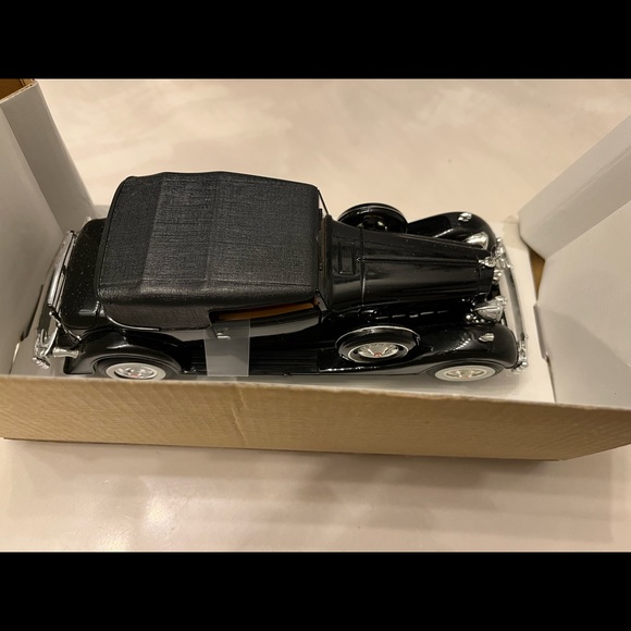 This 1934 Packard from the National Motor Museum. Mint condition collectible. - Picture 3 of 8